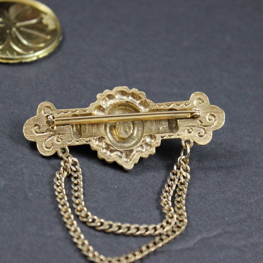 Bar Brooch Gold Tone Fleur de Lis Faux Pearls Chains - Picture 3 of 5